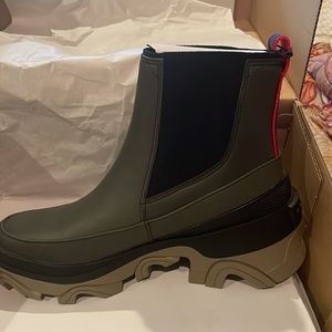 Brand new snow boots by Sorel size 8.5 in box